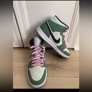 NIKE Air Jordan 1 Mid SE Dutch Green NEW!